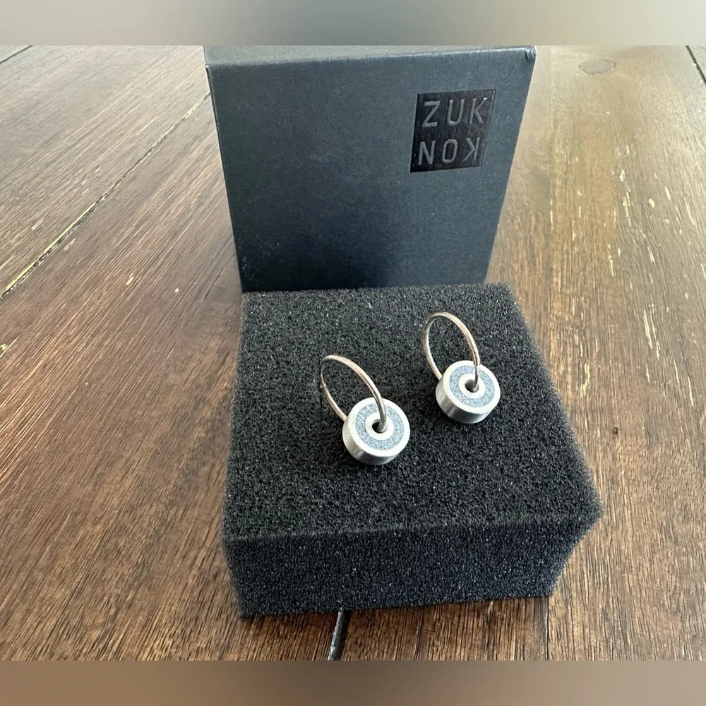 Kon Zuk minimalist loop circle earrings
